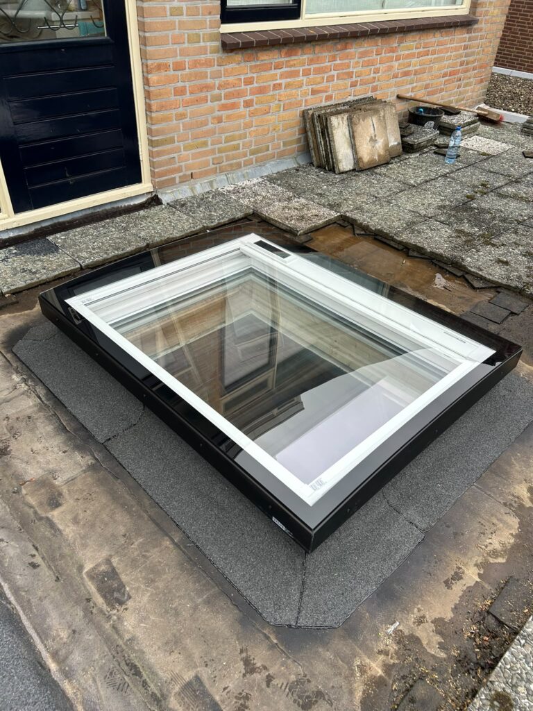 Dakraam geplaatst in plat dak