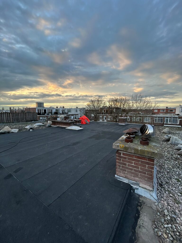 Bitumen plat dak, isolatie, loodwerk net afgerond