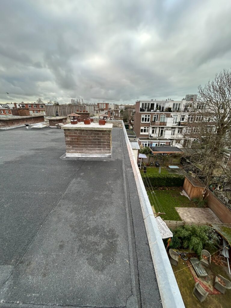 Bitumen plat dak, isolatie, loodwerk net afgerond